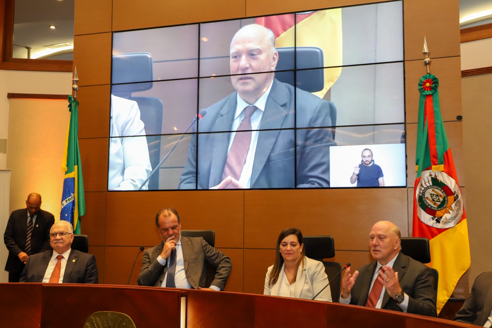 Foto do presidente Martins Costa dismcursando na jornada