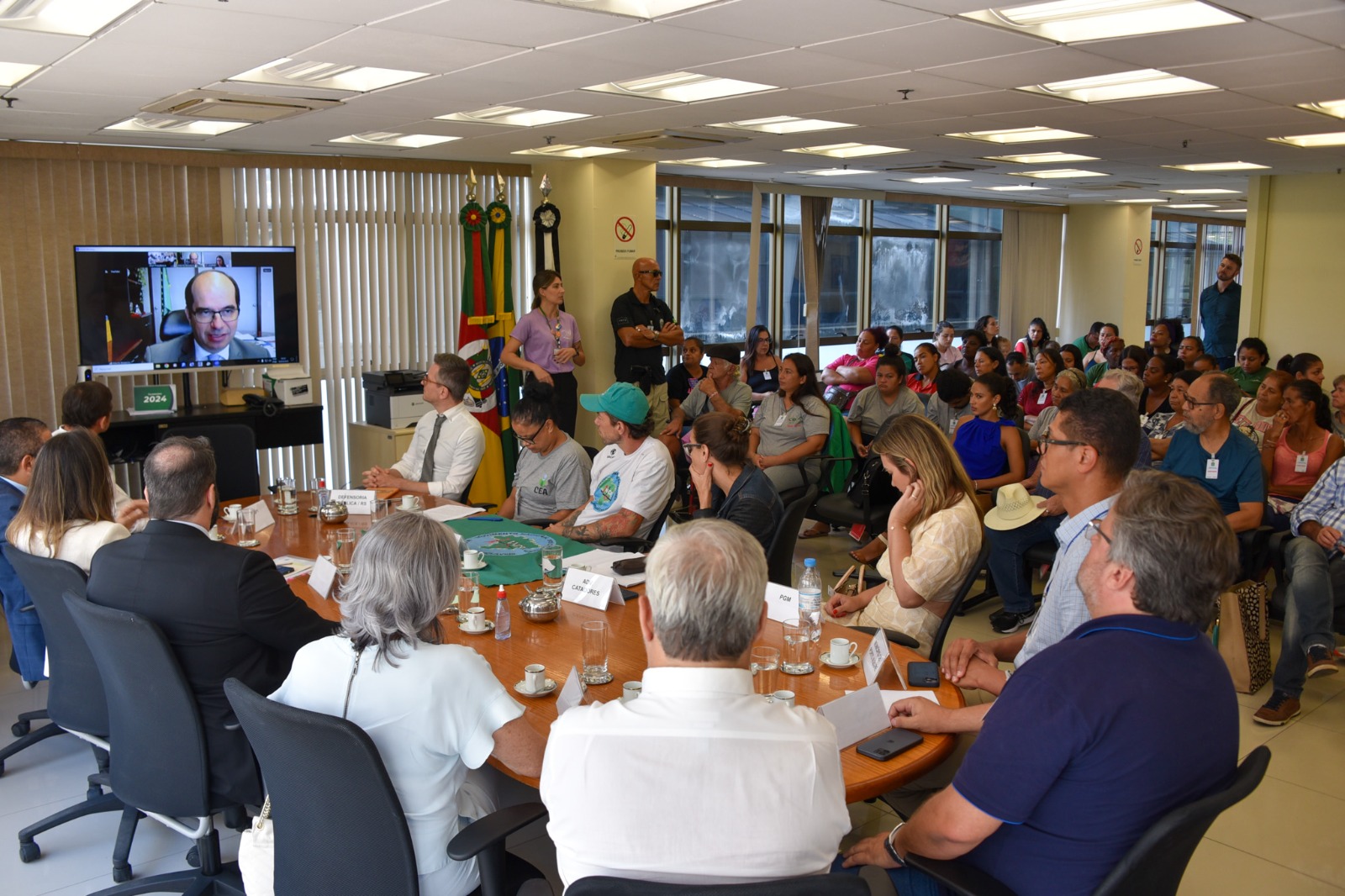 A Foto com ministro falando de fundo.