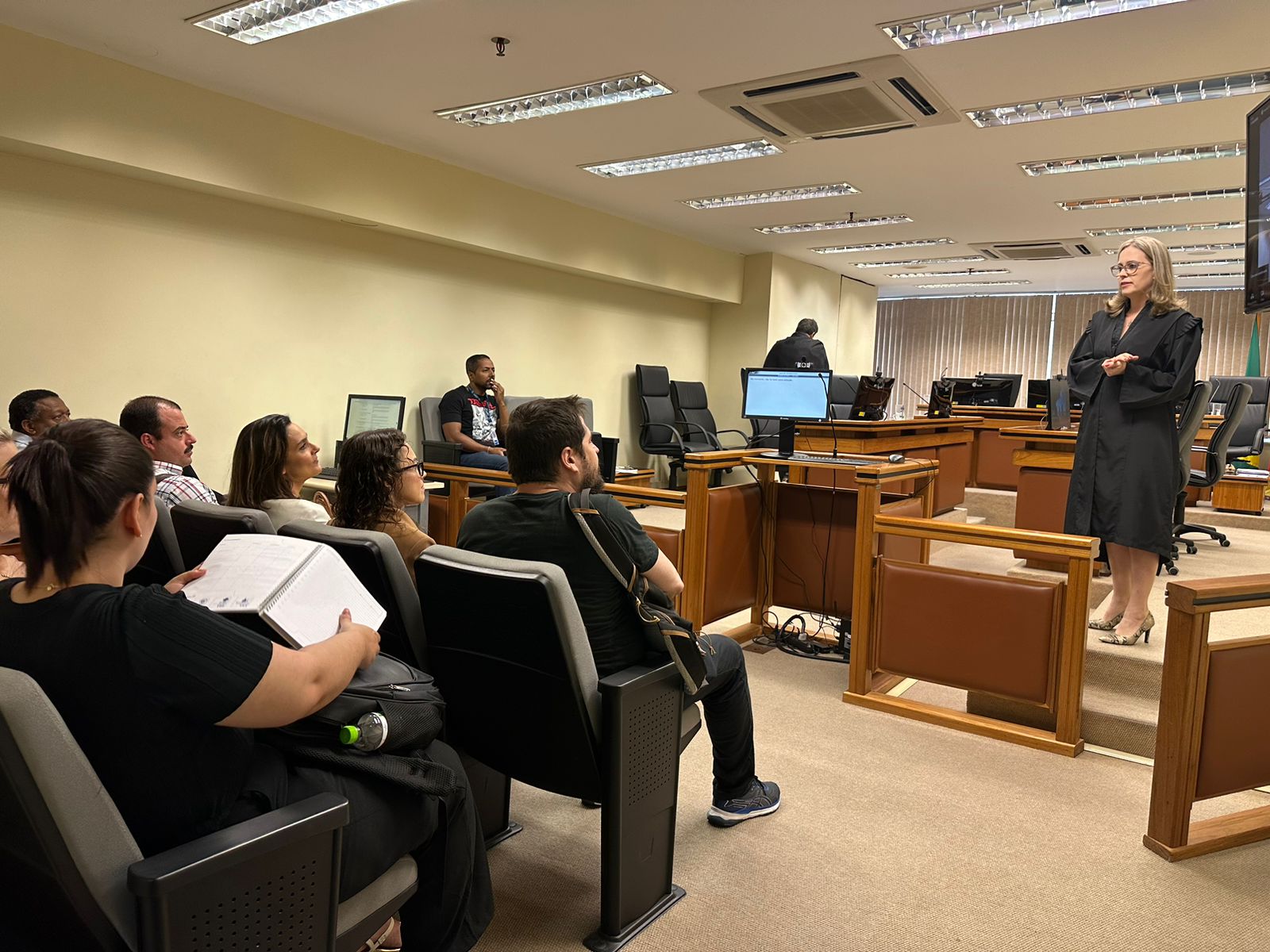 foto estudantes assistindo sessão da 6 turma
