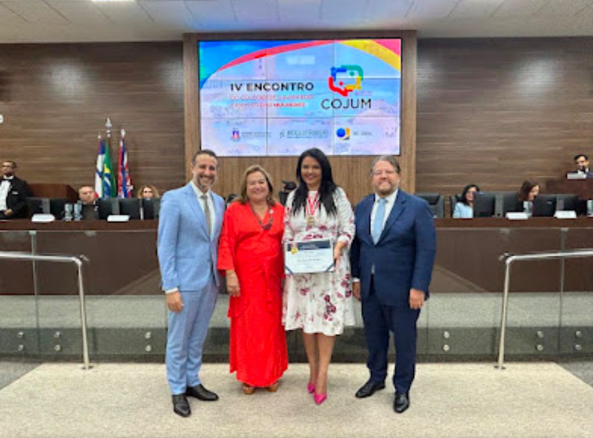 Desa. Tânia recebendo o certificado. Ao seu lado, os desembargadores José Soares Ferreira Aras Neto, Nágila Brito e Mário Albiani.