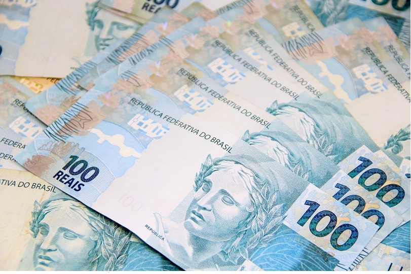 Foto de notas de cem reais.
