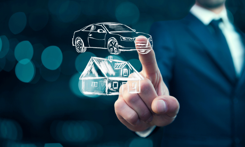 Ideia de venda de consórcios: homem aponta ícones de casa e de carro.