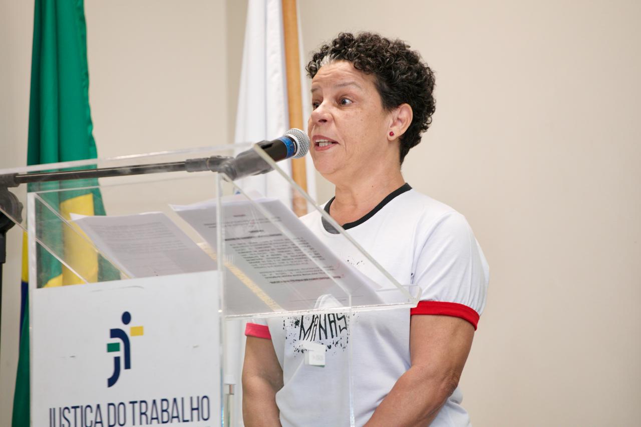 Escritora Dalva Maria Soares Escritora Dalva Maria Soares palestrando no púlpito