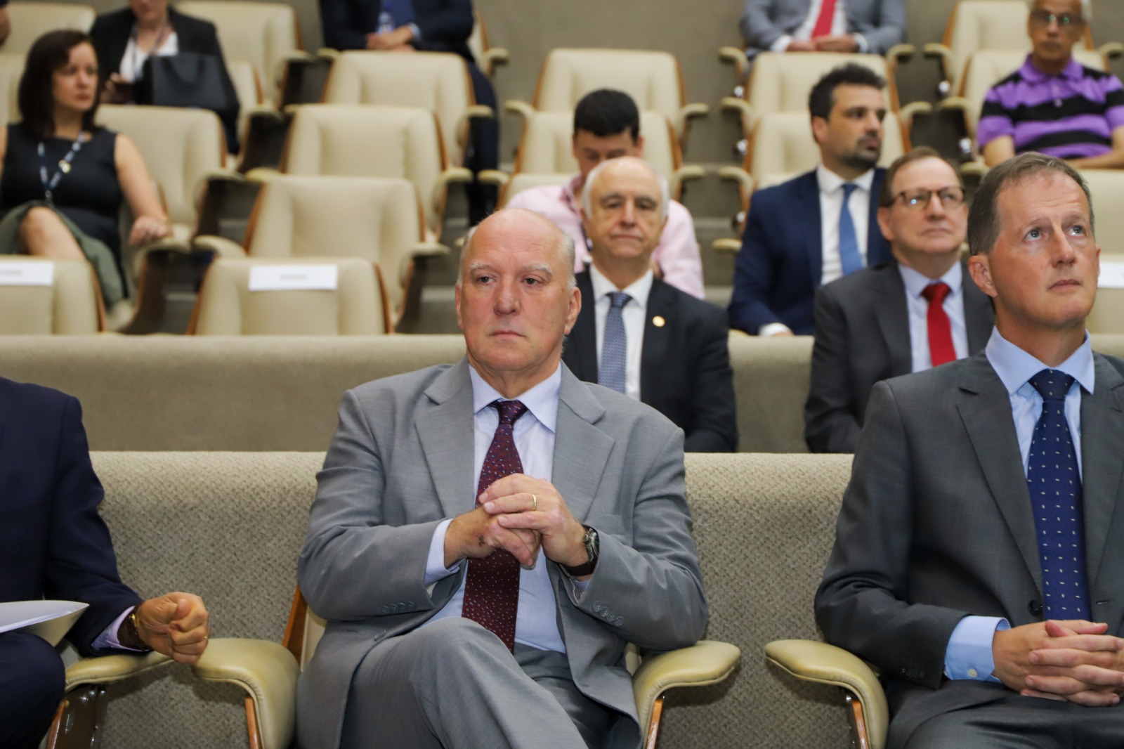 A imagem mostra o presidente do TRT, desembargador Ricardo Martins Costa, que veste um terno cinza, camisa clara e gravata bordô. Está com as pernas cruzadas e uma mão em cima da outra, em frente ao peito.
