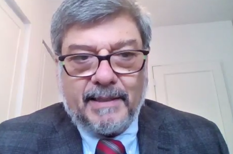 Print de tela mostra o juiz do Trabalho Roberto Pompa. Ele é grisalho, tem cabelos curtos e barba. Usa óculos pretos. Veste terno azul marinho e gravata vermelha.