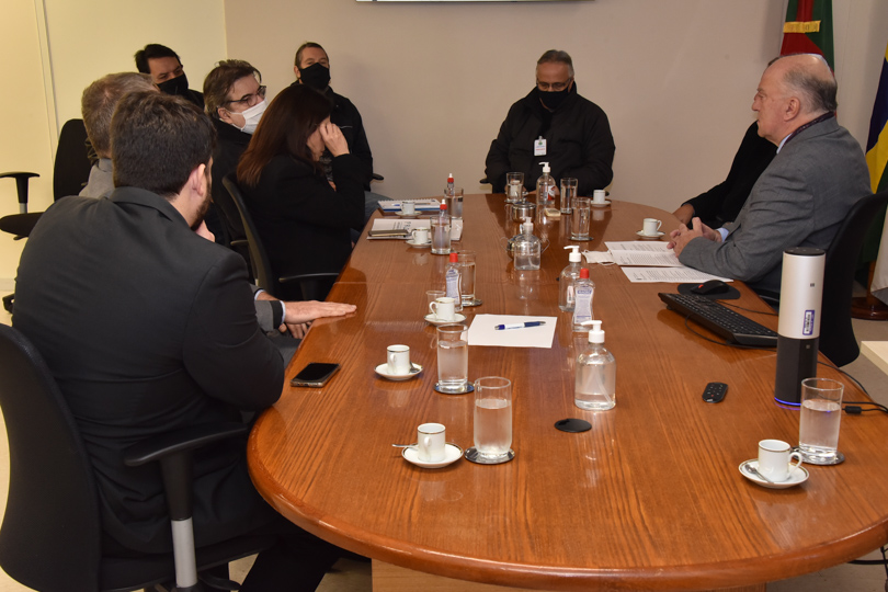 Foto dos participantes na mesa de negociação