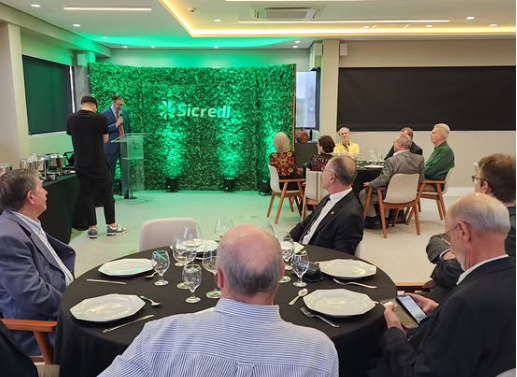 Foto em ângulo aberto do almoço de confraternização da Sicredi/Ajuris.