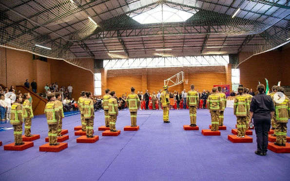 Imagem das crianças em formatura do Projeto Bombeiro Mirim.