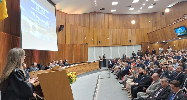 Foto do evento no TRE/RS, em ângulo aberto.