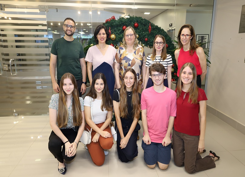 Foto posada com alunos e pessoal do TRT-RS