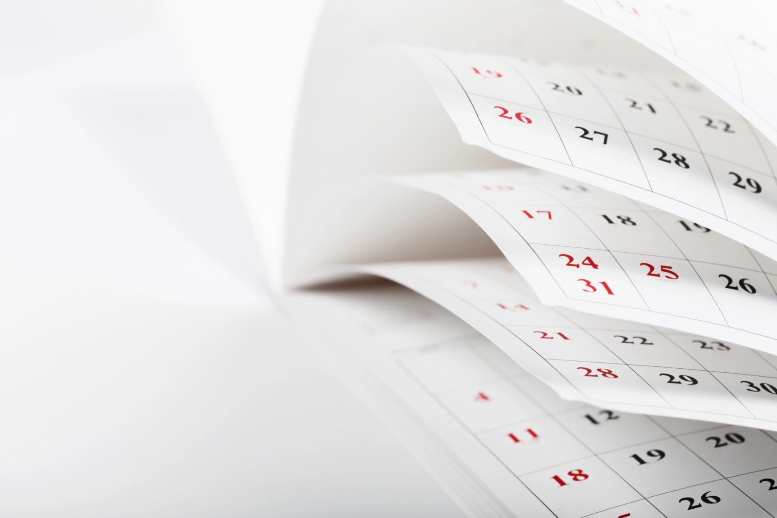 Páginas de um calendário de mesa sendo folheadas