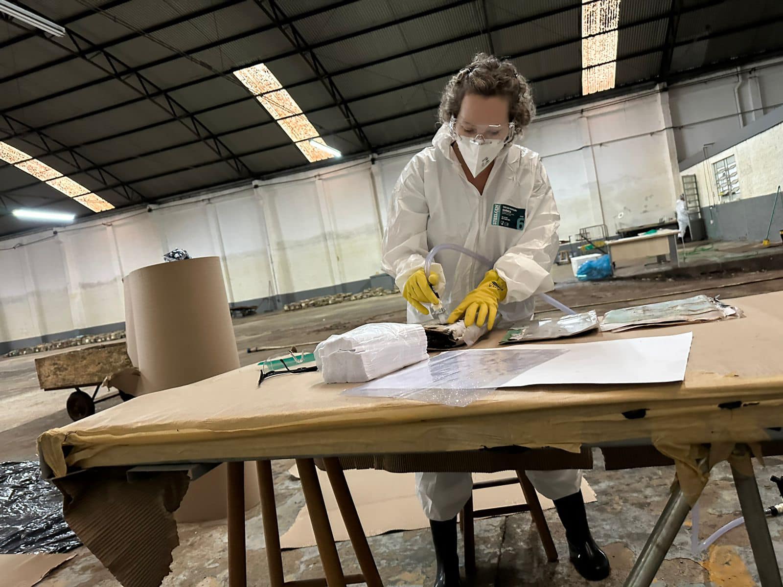 Servidora trabalha na secagem de um processo em junho de 2024
(Foto: Eduardo Matos/Secom-TRT-RS)