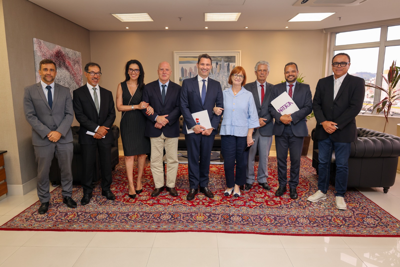 Participantes da reunião posam juntos para foto oficial.