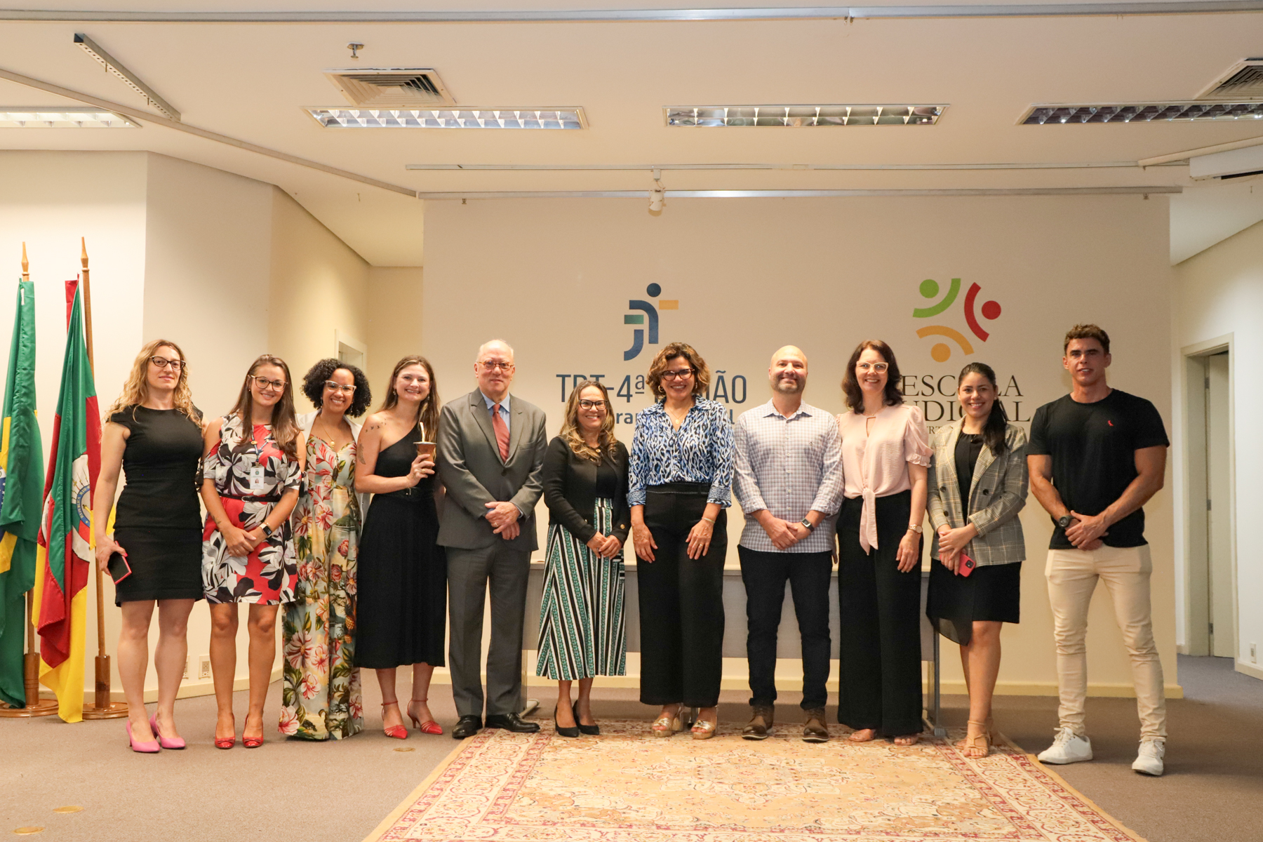 Foto posada dos visitantes e integrantes do TRT-4, no palco do Auditório Ruy Cirne Lima