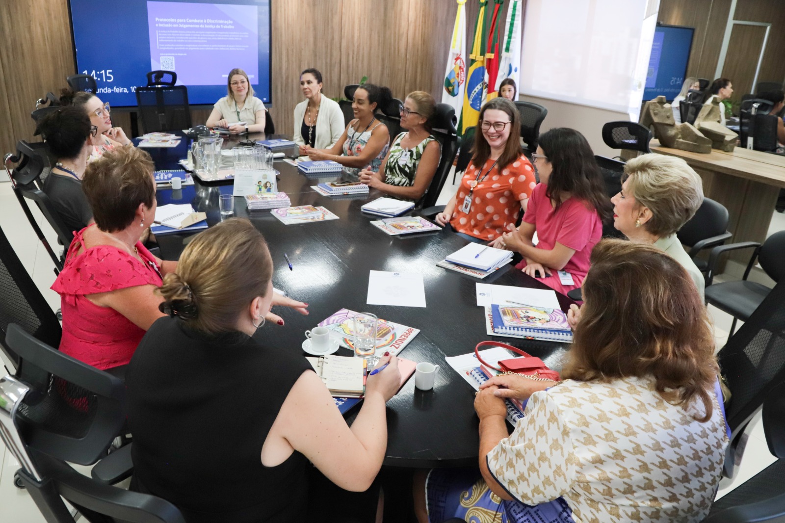 Foto dos participantes da reunião por outro ângulo