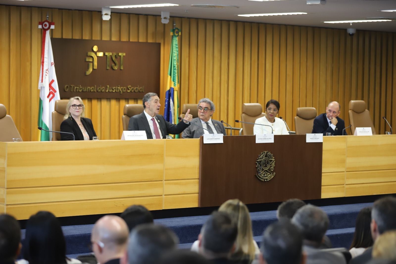 Foto da abertura da reunião no Coleprecor, mostrando mesa com as autoridades e parte da plateia