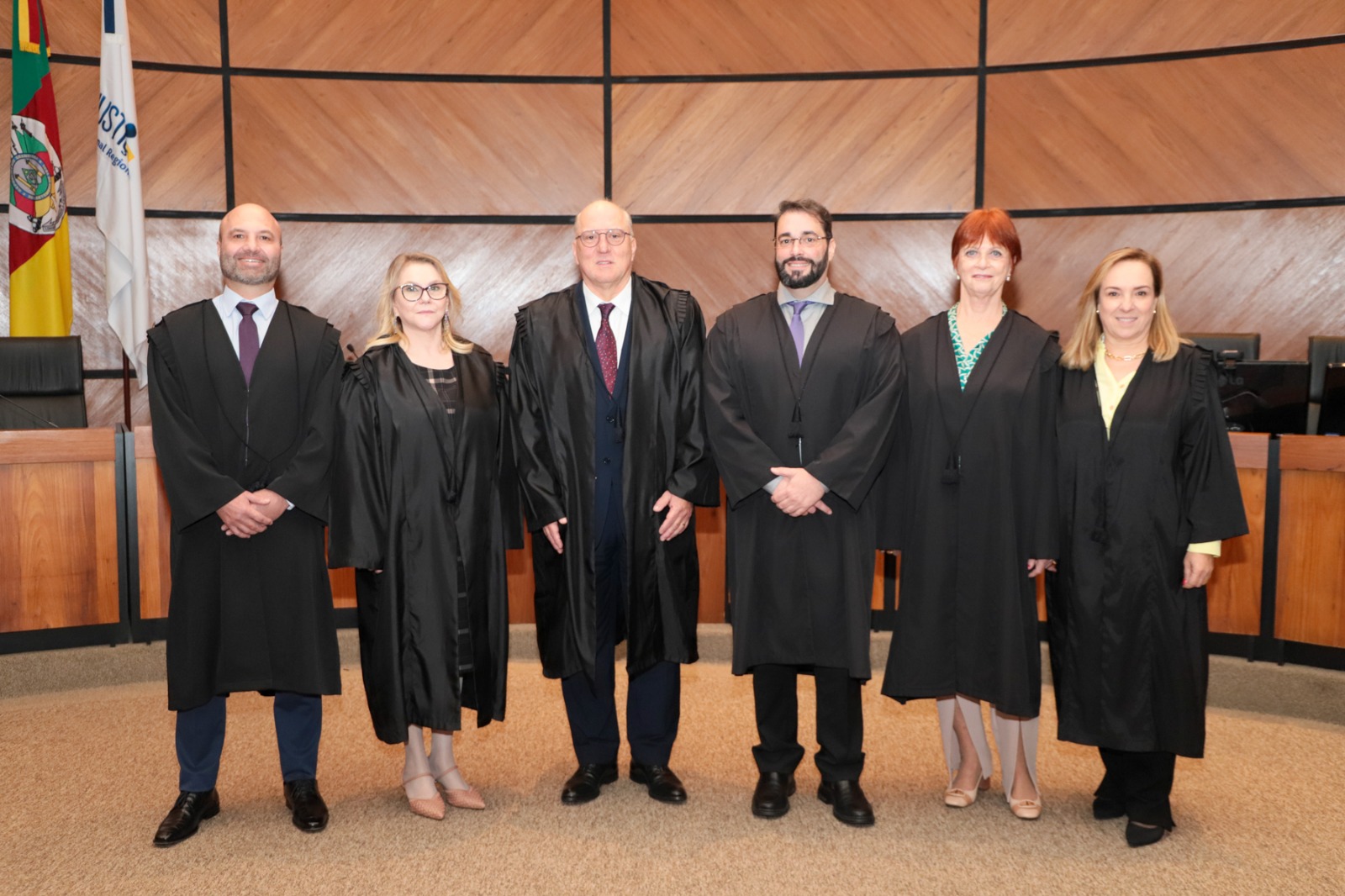 Foto posada dos desembargadores e desembargadoras da atual Administração e da Direção da Escola Judicial: Fabiano Beserra, Laís Nicotti, Ricardo Martins Costa, Alexandre Cruz, Maria Madalena Telesca e Maria Silvana Rotta Tedesco