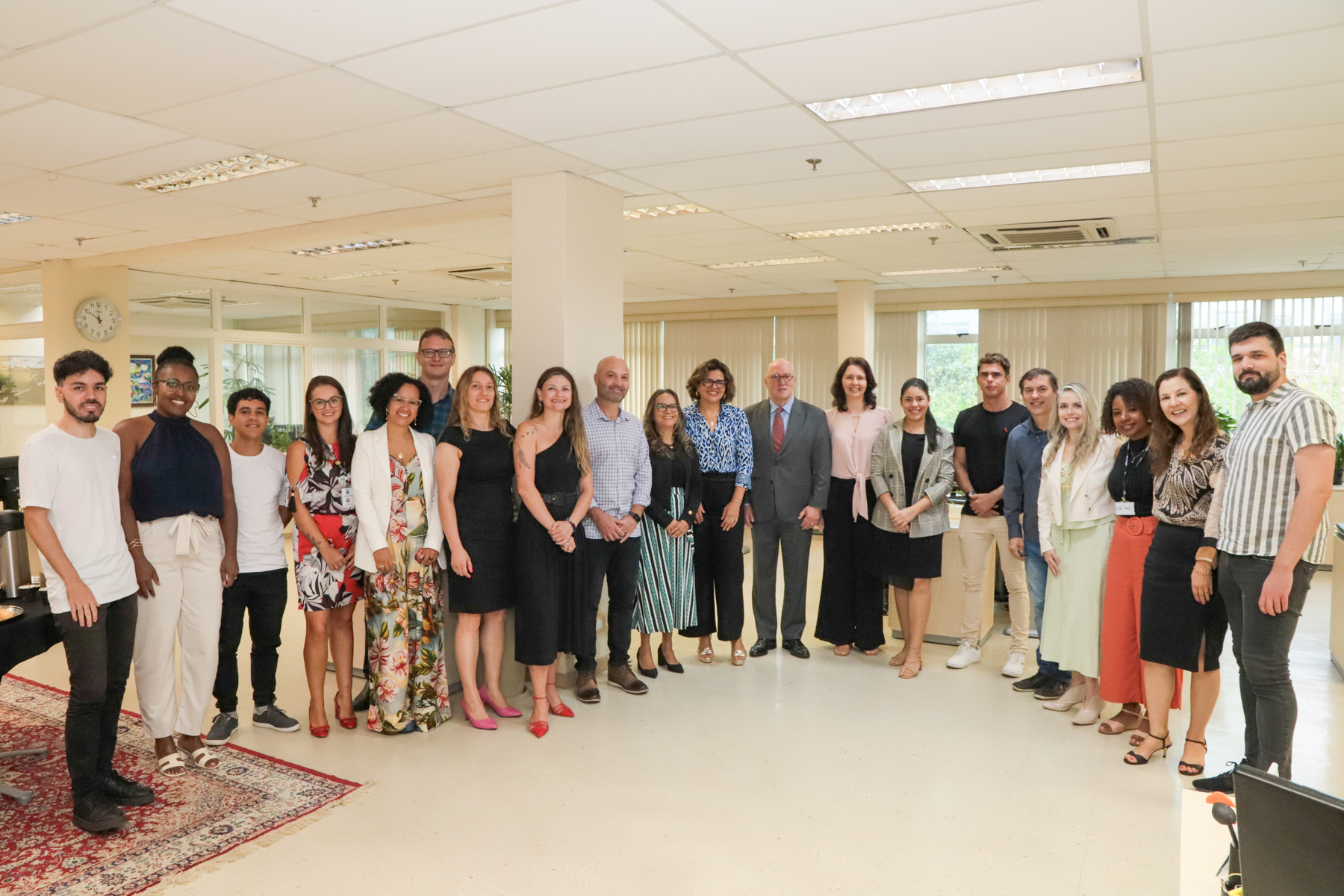 Visitantes com a equipe de servidores e estagiários da EJud-4, o desembargador Fabiano Beserra e o presidente Ricardo Martins Costa