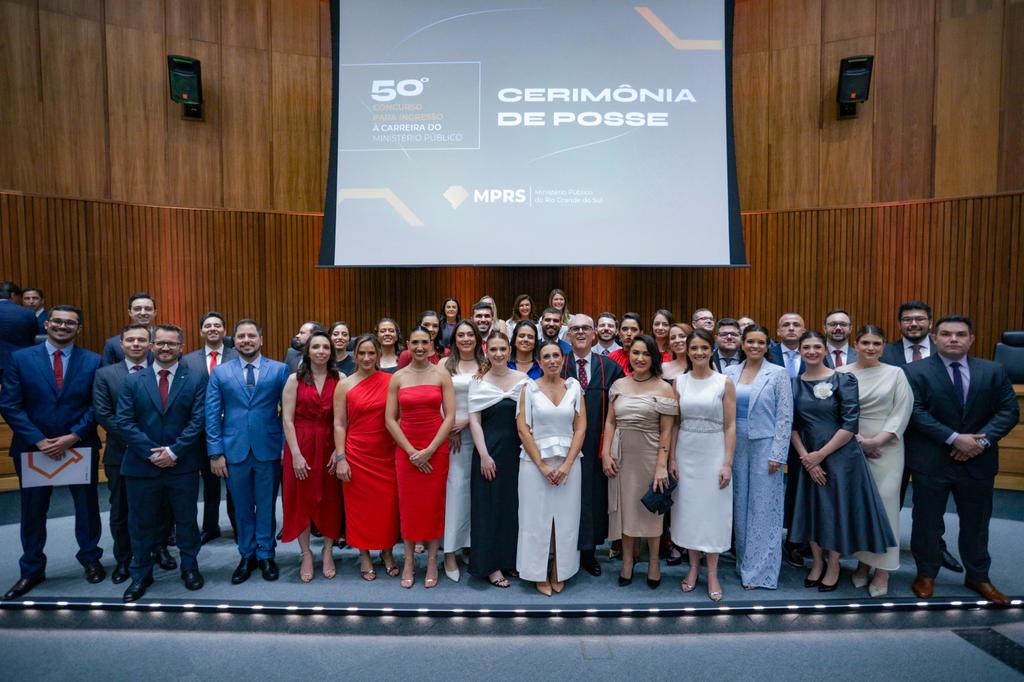 Foto posada dos 33 novos promotores. Eles estão em pé.