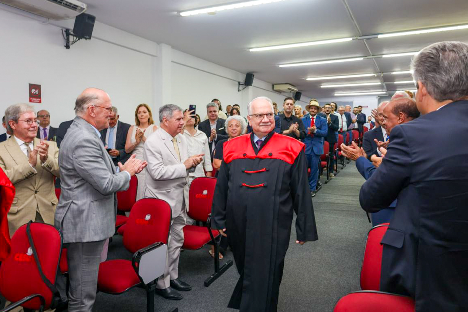 O ministro do Supremo Tribunal Federal (STF), recebendo uma salva de palmas dos demais participantes da solenidade.