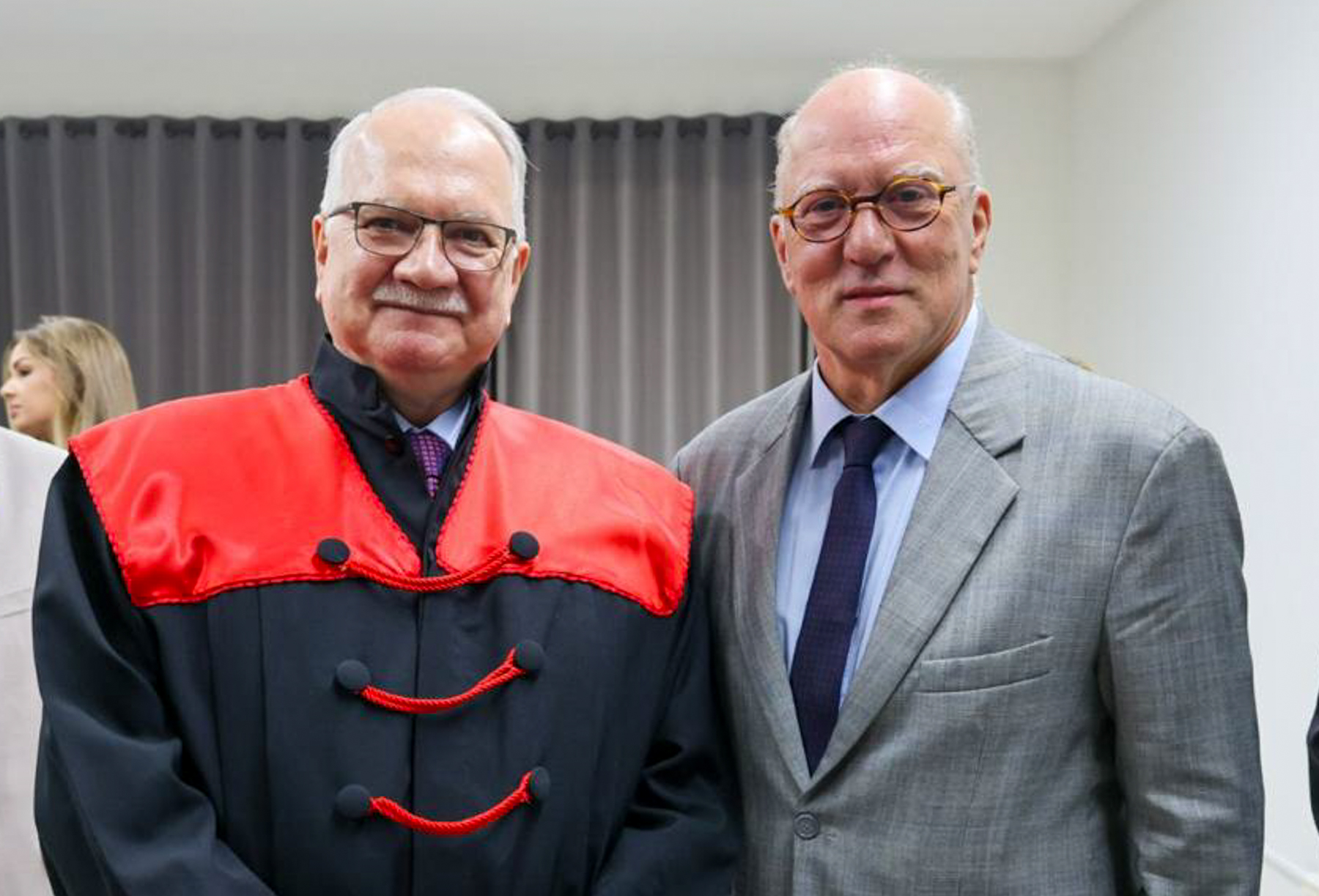 O presidente do Tribunal Regional do Trabalho da 4ª Região (TRT-RS), desembargador Ricardo Martins Costa, de terno cinza, camisa social azul claro e gravata azul escuro. Acompanhado do Ministro do Supremo Tribunal Federal (STF), Luiz Edson Fachin, com uma toga preta com detalhes em vermelho.