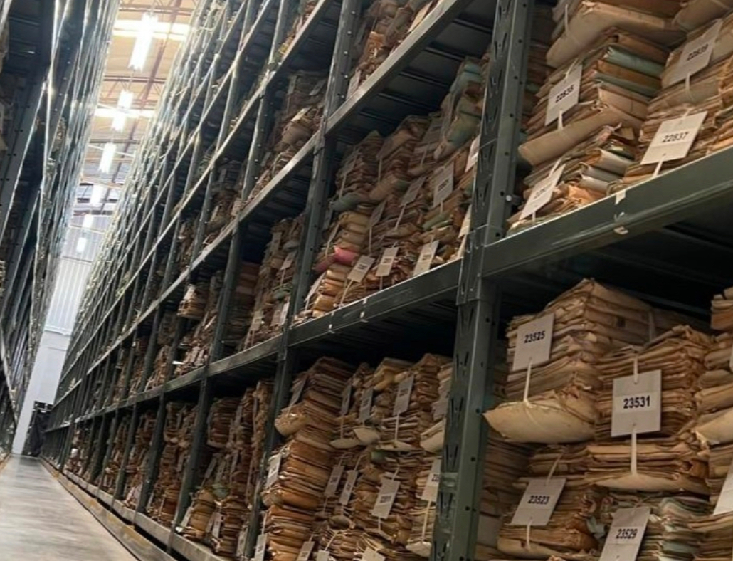 Estantes com processos no arquivo geral do TRT4