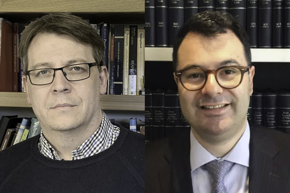 Retratos dos dois professores lado a lado. Cláudio é branco, usa óculos de armação escura, camisa xadrez e blusão escuro. Daniel é branco, usa camisa social e gravata cinza e blazer preto. Atrás de ambos aparecem estantes com livros.