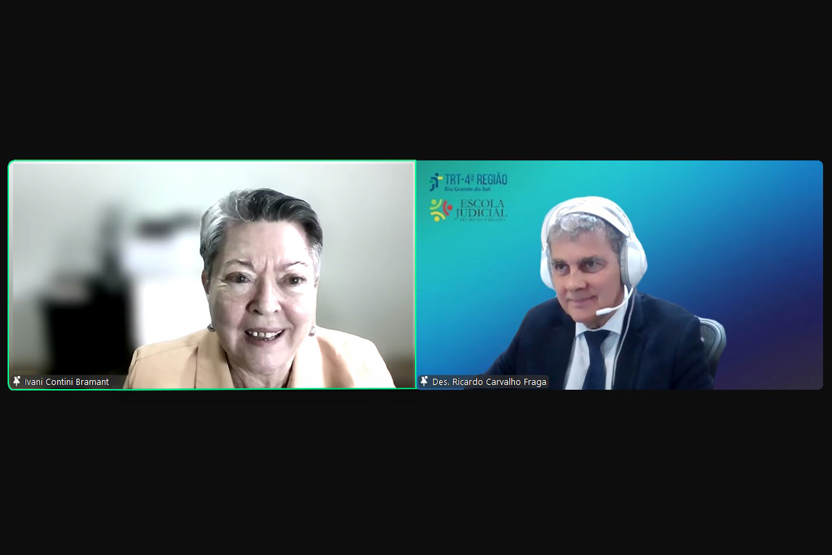 A desembargadora Ivani aparece em um quadro na esquerda. Ela é branca, tem cabelo curto grisalho e usa blazer amarelo. Fala e está sorrindo. Na direito aparece o desembargador Ricardo. Ele é branco, tem cabelo curto grisalho, usa terno e gravata azul marinho e camisa branca. usa um fone de ouvido branco e está sorrindo enquanto ouve a palestrante.