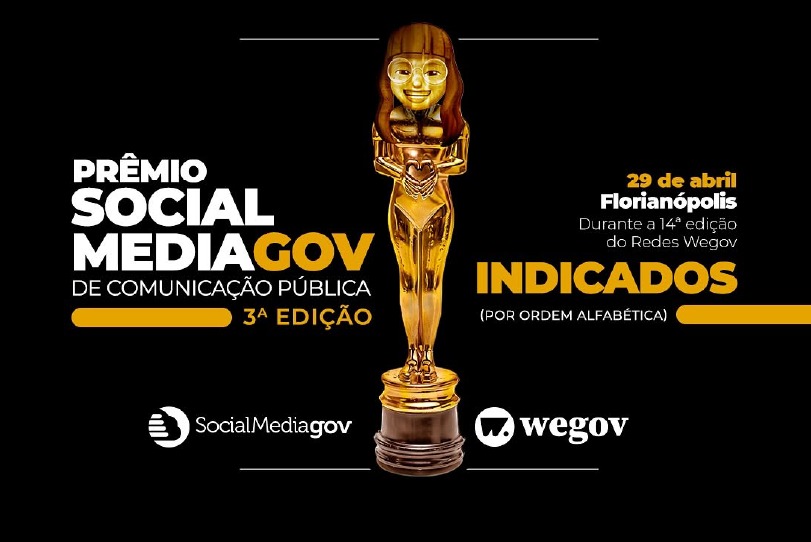 A imagem é um card digital anunciando que o Tribunal Regional do Trabalho da 4ª Região (TRT-RS) é finalista na 3ª edição do Prêmio Social Media Gov de Comunicação Pública. No topo da imagem, há um troféu dourado estilizado, com um rosto sorridente semelhante a um emoji. No fundo, predominam as cores preto, branco e amarelo. Os principais textos destacam: 
- O evento acontecerá no dia 29 de abril, em Florianópolis, durante a 14ª edição do Redes Wegov.