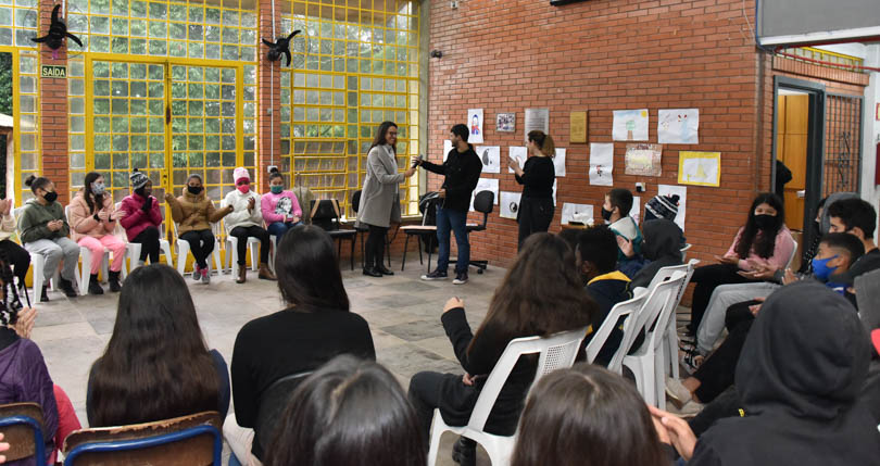 André, Carolina e alunos(as)