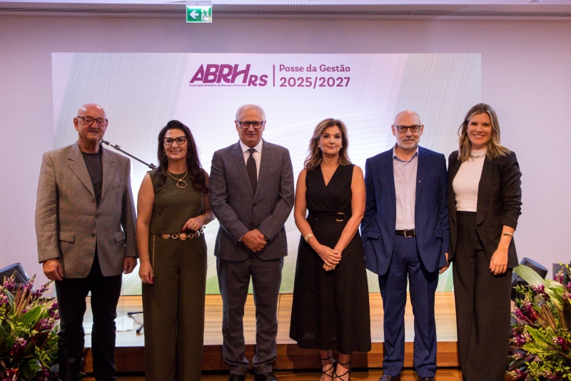 Nova diretoria da ABRH. Na foto, 3 homens e 3 mulheres,.