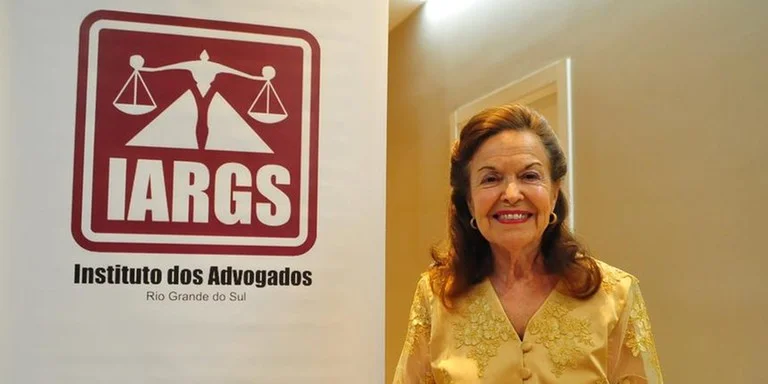 Presidente Sulamita, reeleita, aparece na foto vestindo amarelo ao lado de logo do IARG