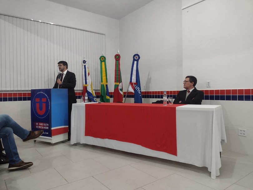 Foto do Des. ministrando a palestra
