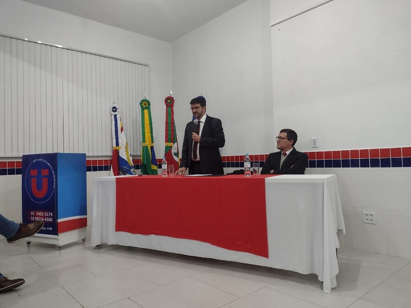 Foto do Des. ministrando a palestra