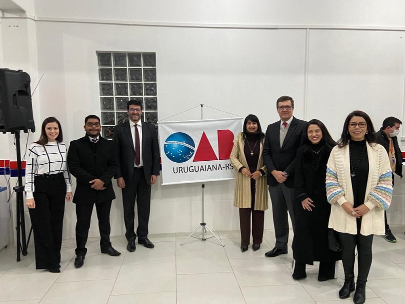 Foto posada do Des. Rossal com presidente da OAB/RS e advogados