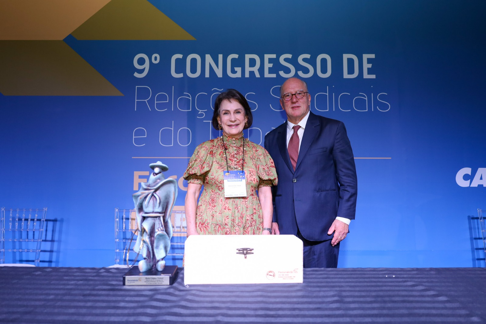 Foto posada do presidente Martins Costa e da Ministra Peduzzi.