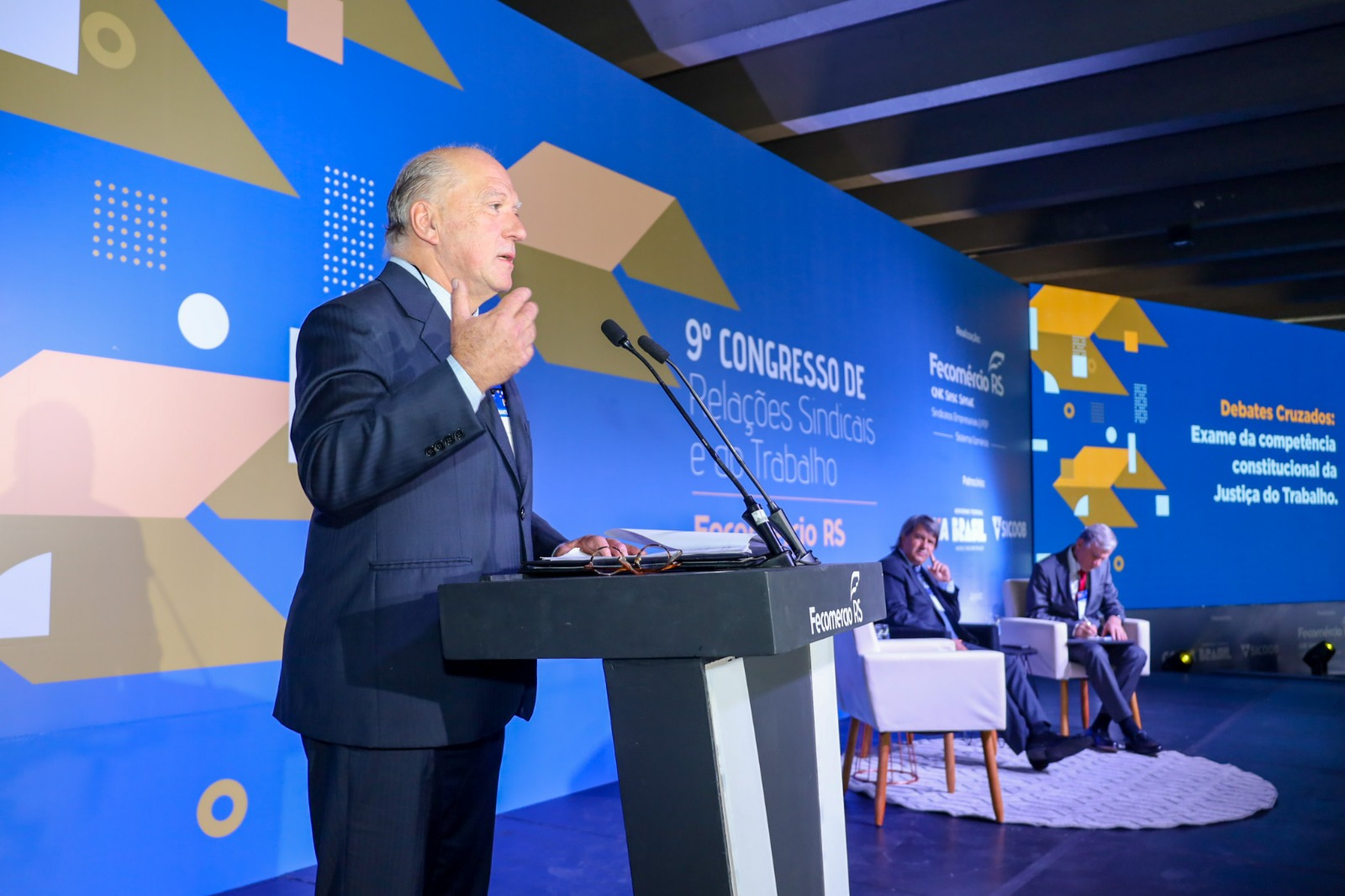 Presidente discursa no púlpito.