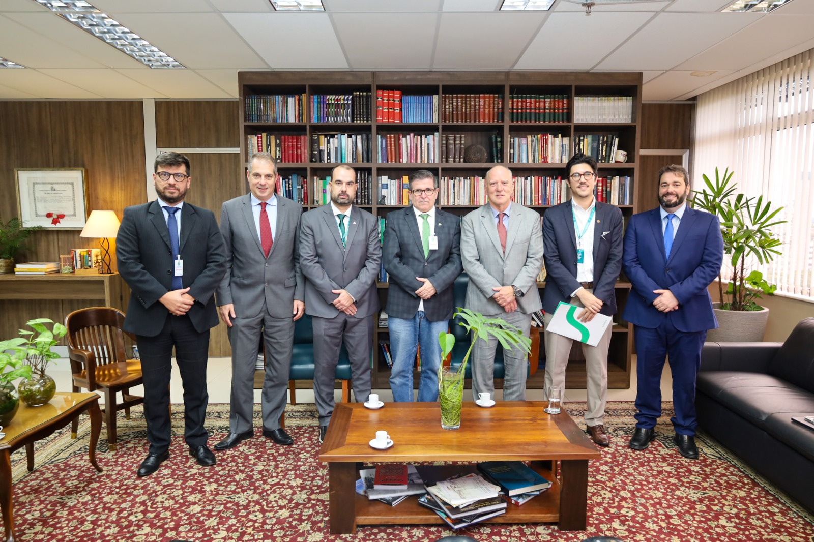 Registro oficial do encontro com o presidente e vice do TRT-RS e a nova diretoria do posando juntos após a reunião.