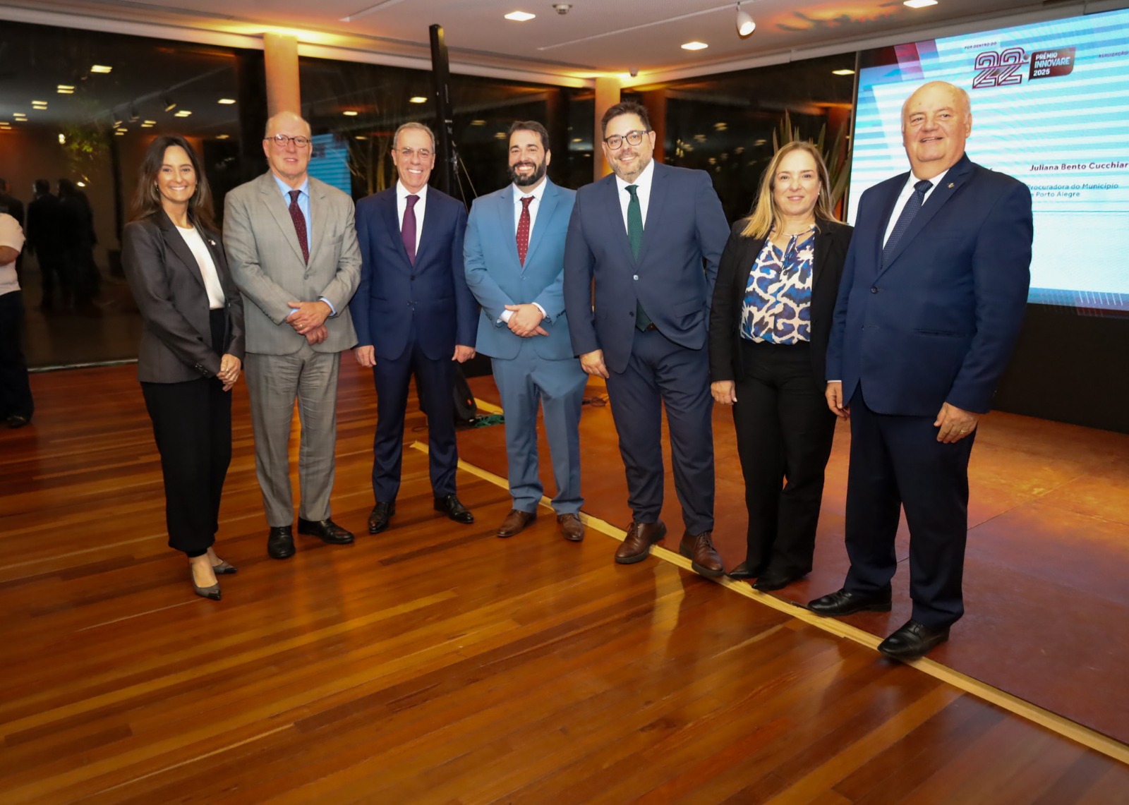 A foto posada de juízes e desembargadores do TRT com representantes do Instituto Innovare.