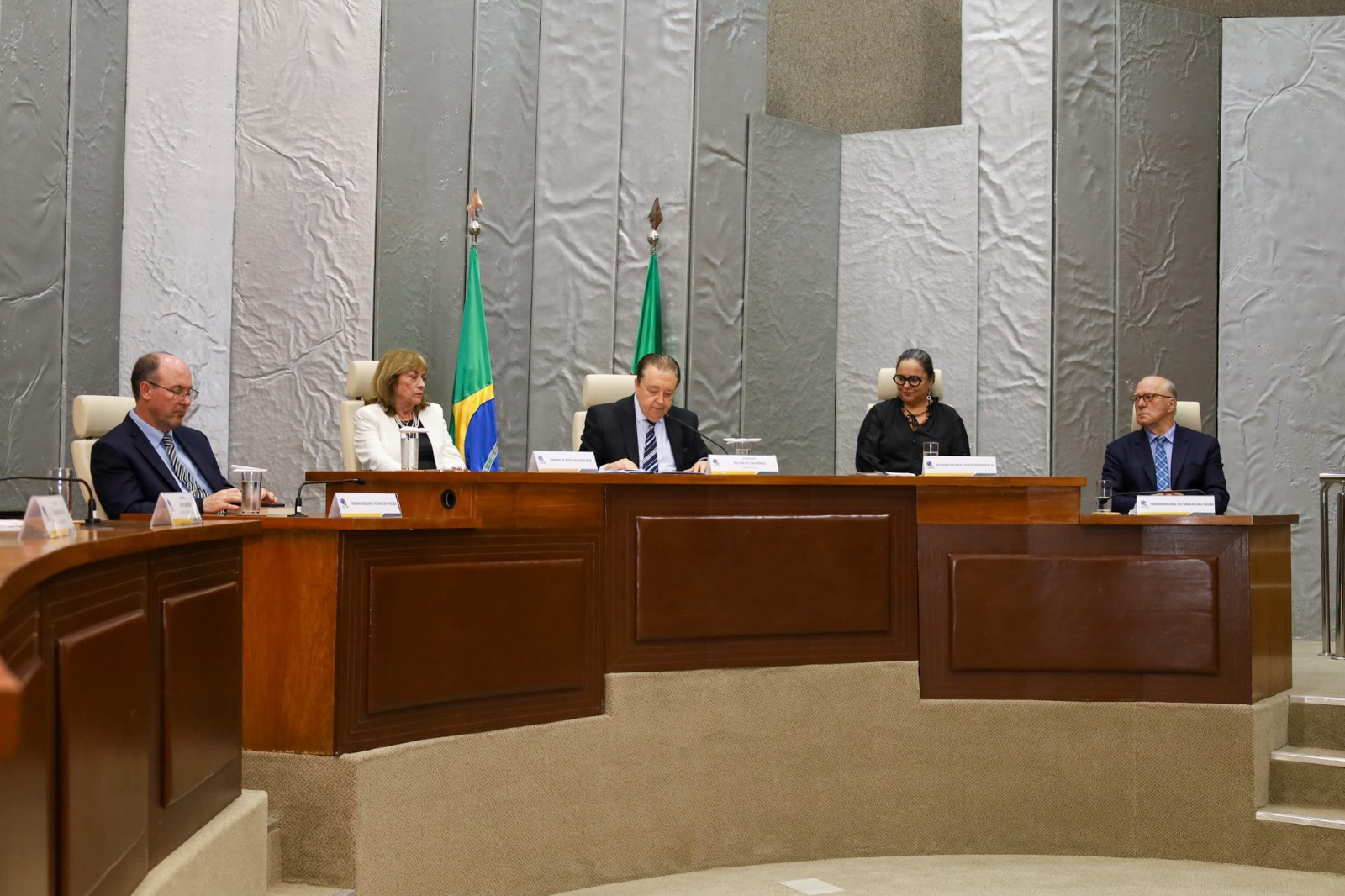 Foto da mesa de autoridades.