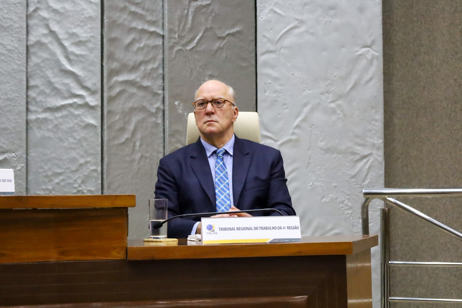 Foto do Presidente Martins Costa na mesa de autoridades.