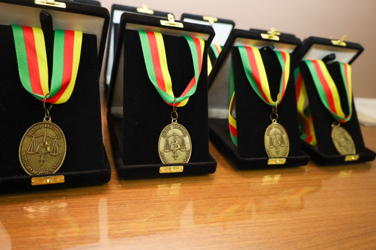 Foto de medalhas entregues a homenageados.