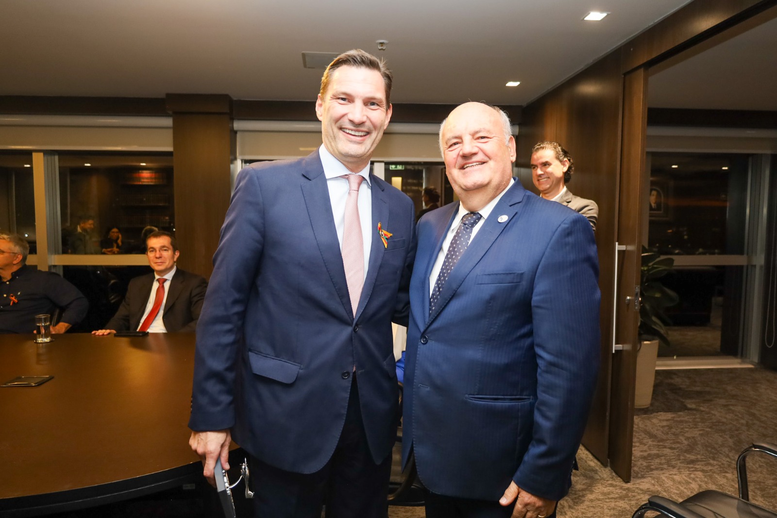 Foto do juiz Luiz Antonio Colussi com Leonardo Lamachia.