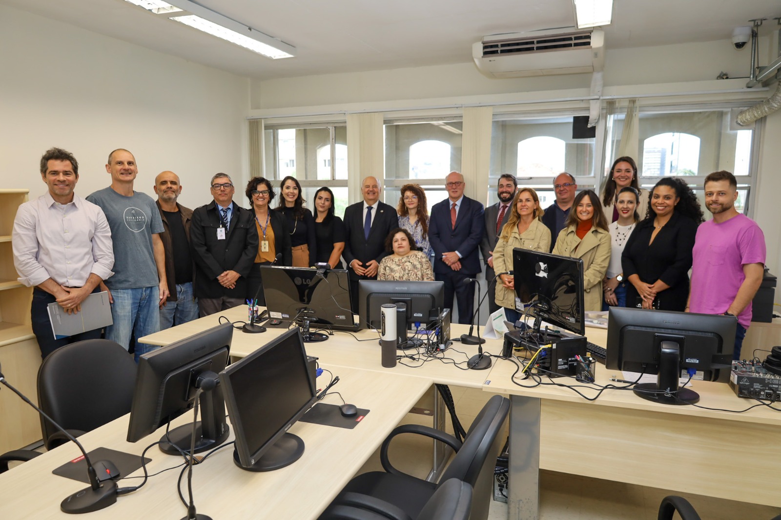 Foto posada dos magistrados e servidores na nova sala de audiência da 9ª VT de Poa.