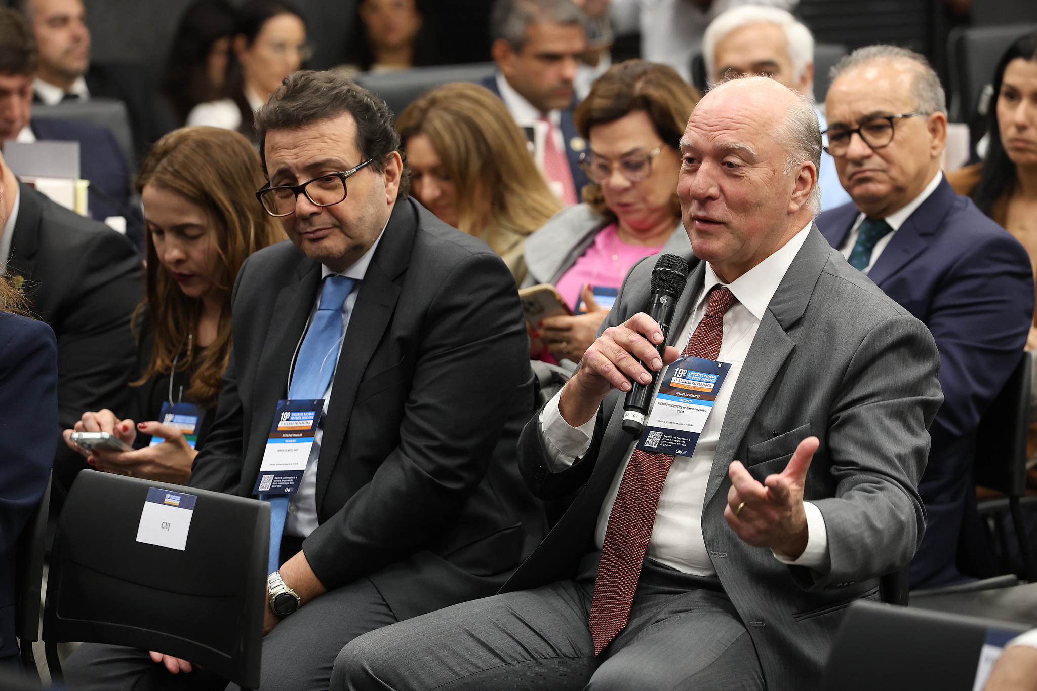 Presidente Martins Costa, falando ao microfone