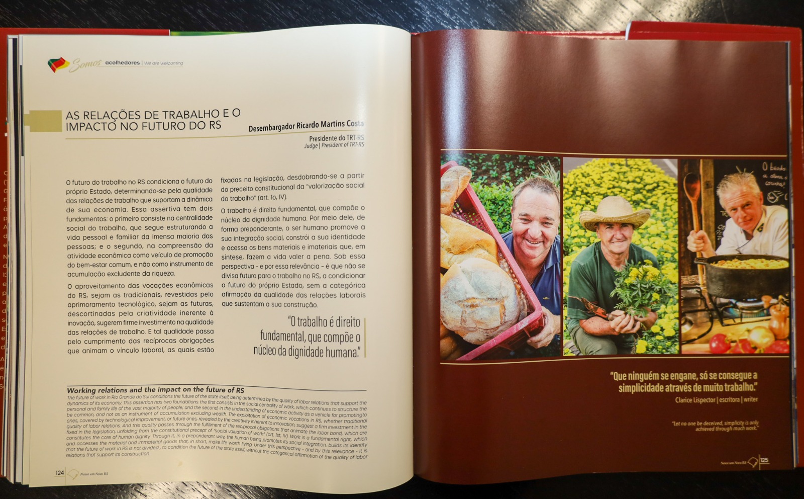 Foto da parte interna de livro com participação do TRT-RS. Mescla de texto e imagem.