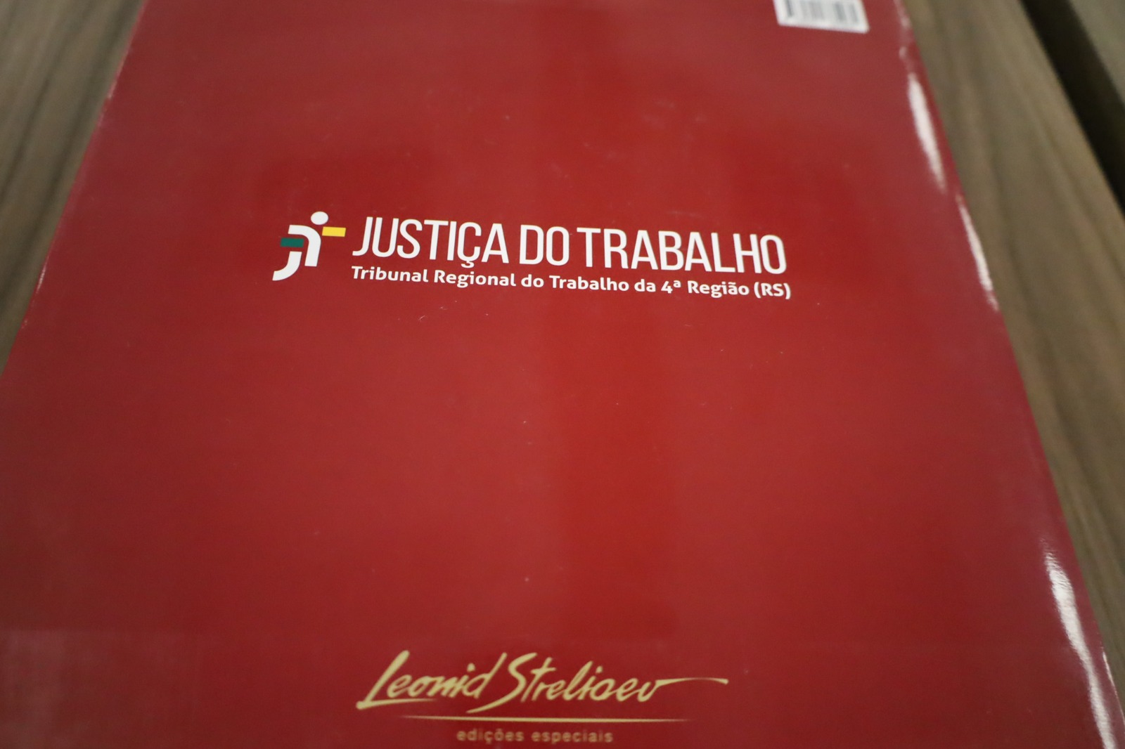 Foto da parte de trás de livro com participação do TRT-RS.