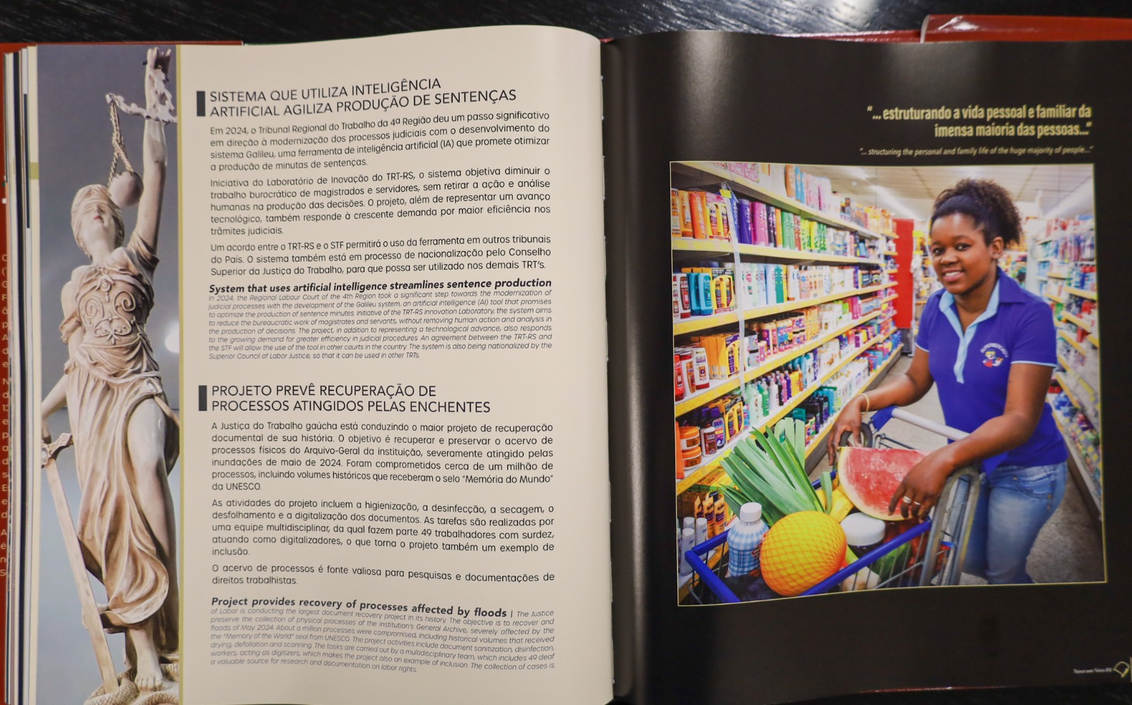 Foto da parte interna de livro com participação do TRT-RS. Mescla de texto e imagem.