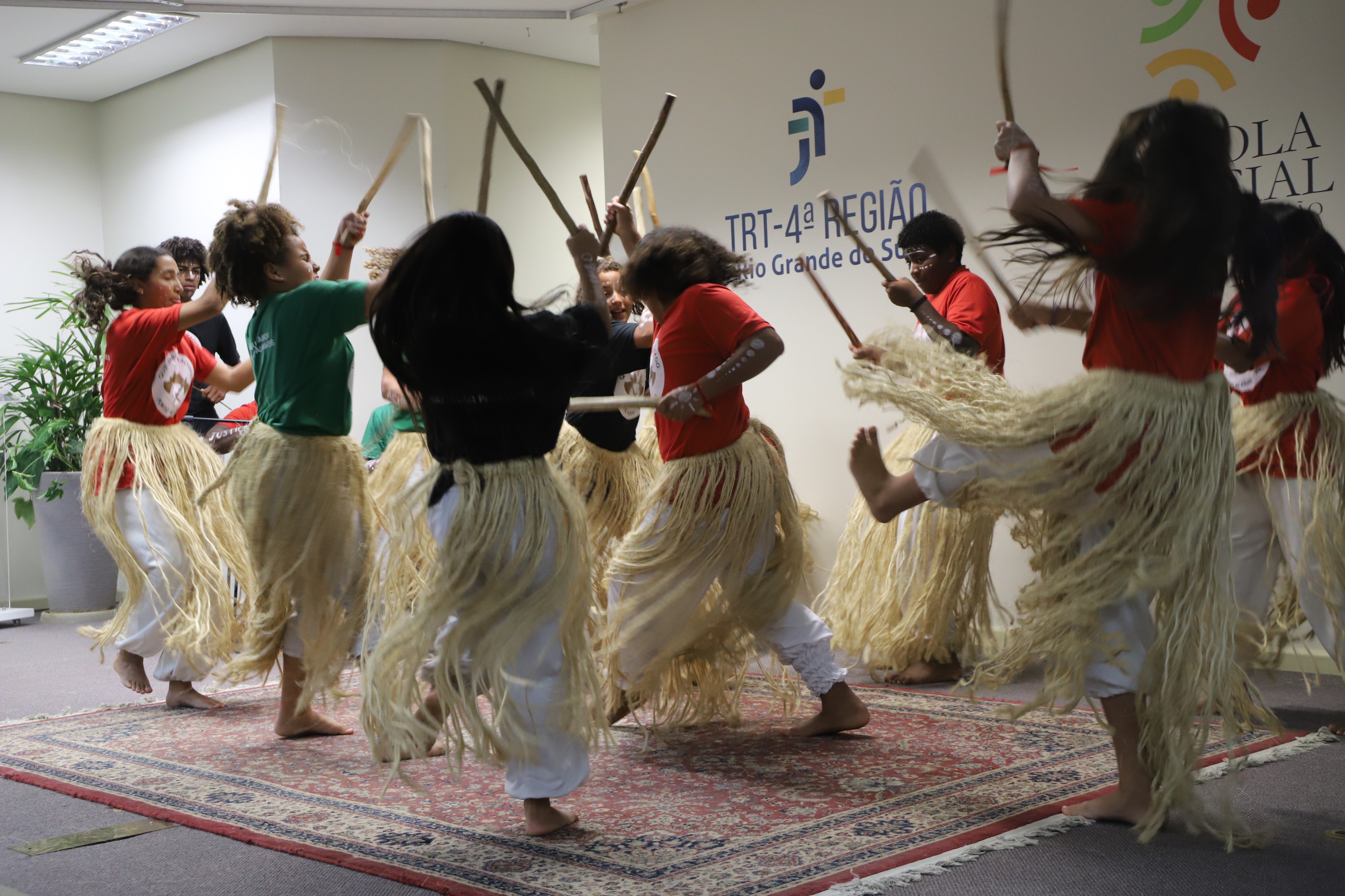 Grupo de Maculelê do Quilombo do Machado apresentando dança