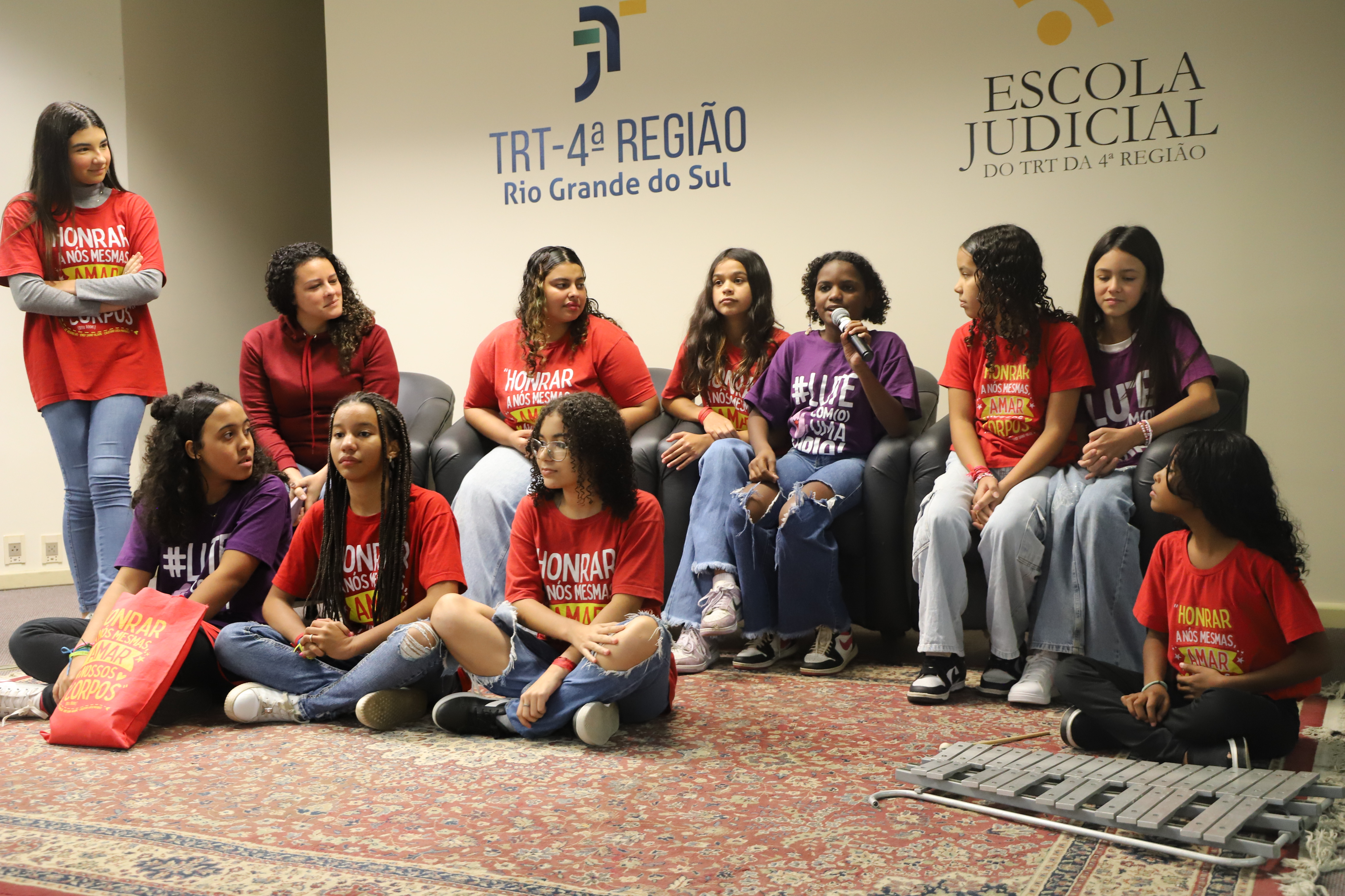 Meninas do coletivo se apresentando no palco